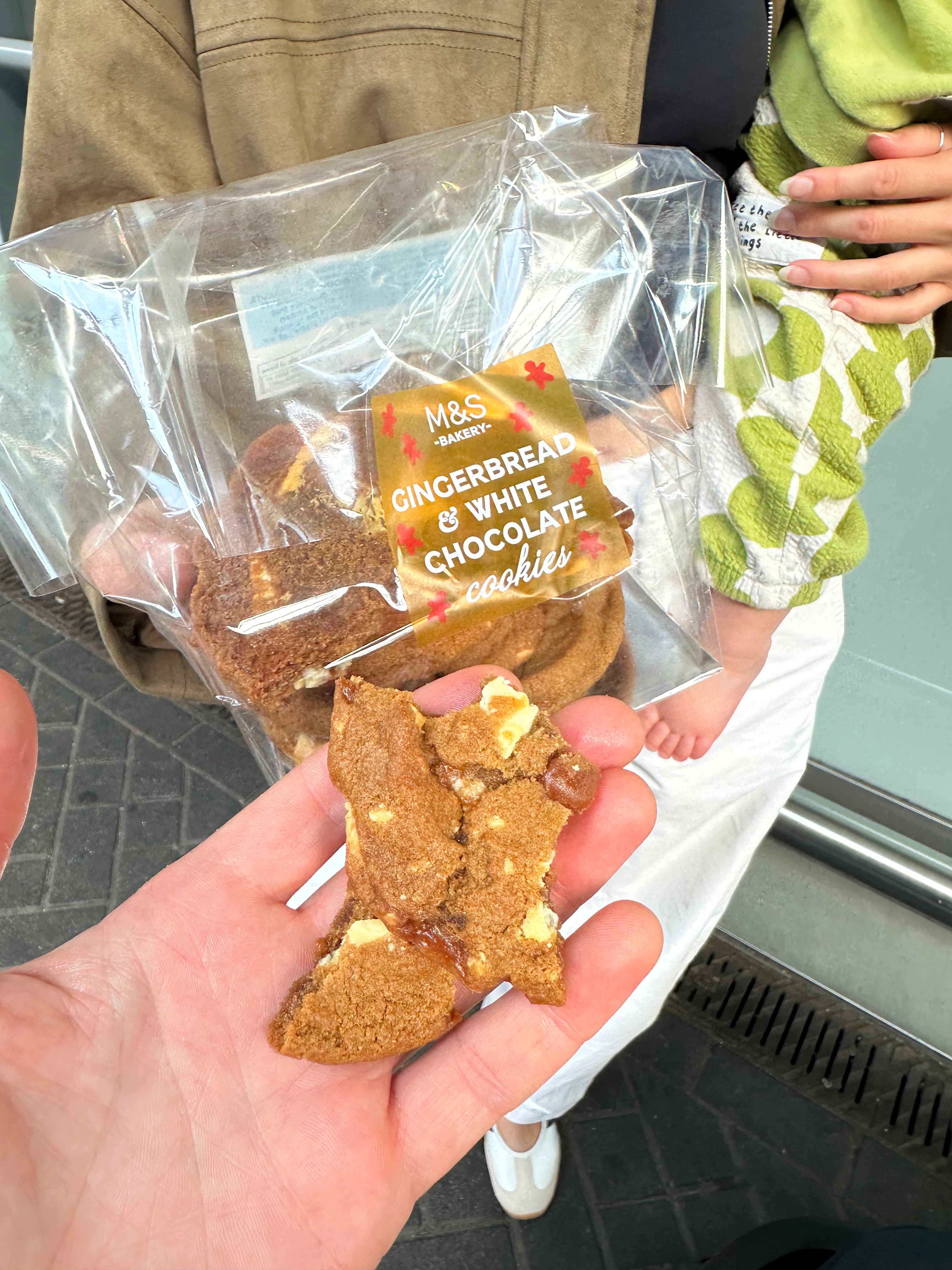Field photograph of Gingerbread & white chocolate cookies (m&s)